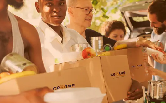 pessoas segurando cestas basicas